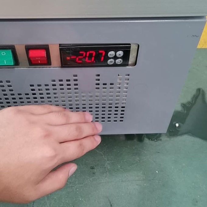 Gabinetto di vetro refrigerato raffreddato ad aria verticale 5 della bevanda di grande capacità di tre porte